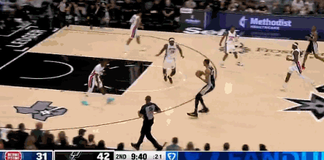 一柱擎天！文班亚马1打5完成惊天补扣！
在今天NBA常规赛马刺对阵活塞的第二节比