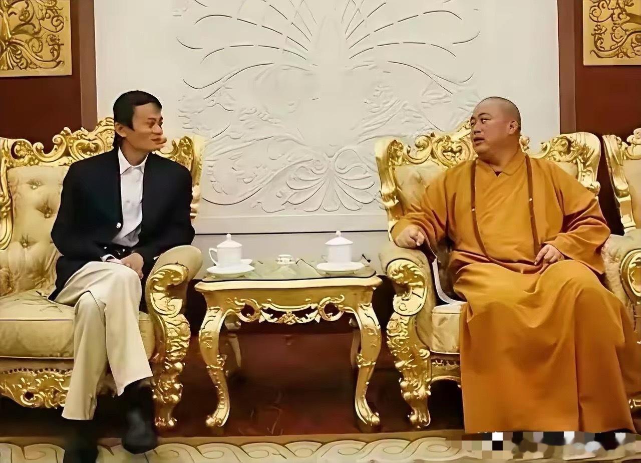 十几年前，马云和释永信合影，一副崇拜的眼神！如今一个归隐，一个采缝纫机…… 