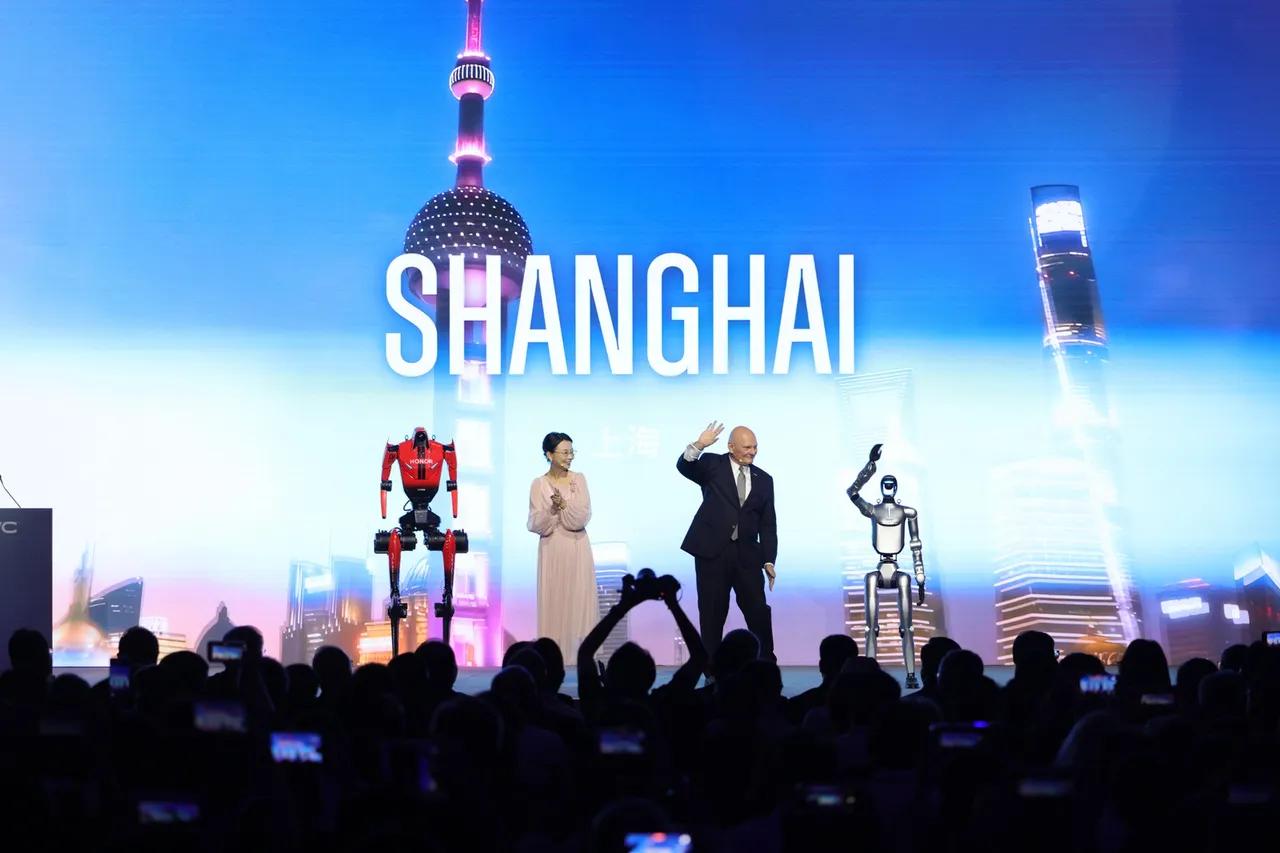 MWC26上海开幕，荣耀机器人闪电、元气仔和真人主持人同台了！
人机配合丝滑得一