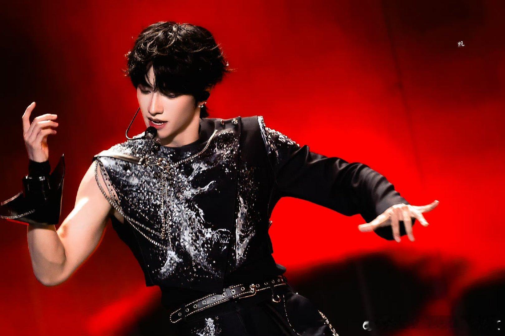 朱志鑫二周年出图朱志鑫二周年演唱会出图 简直是神！ ​​​