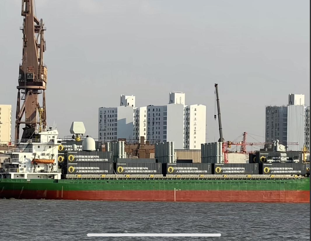 这是今天发现一张非常牛的图片，在军迷圈子里面已经炸开了！

看起来是一个平平无奇