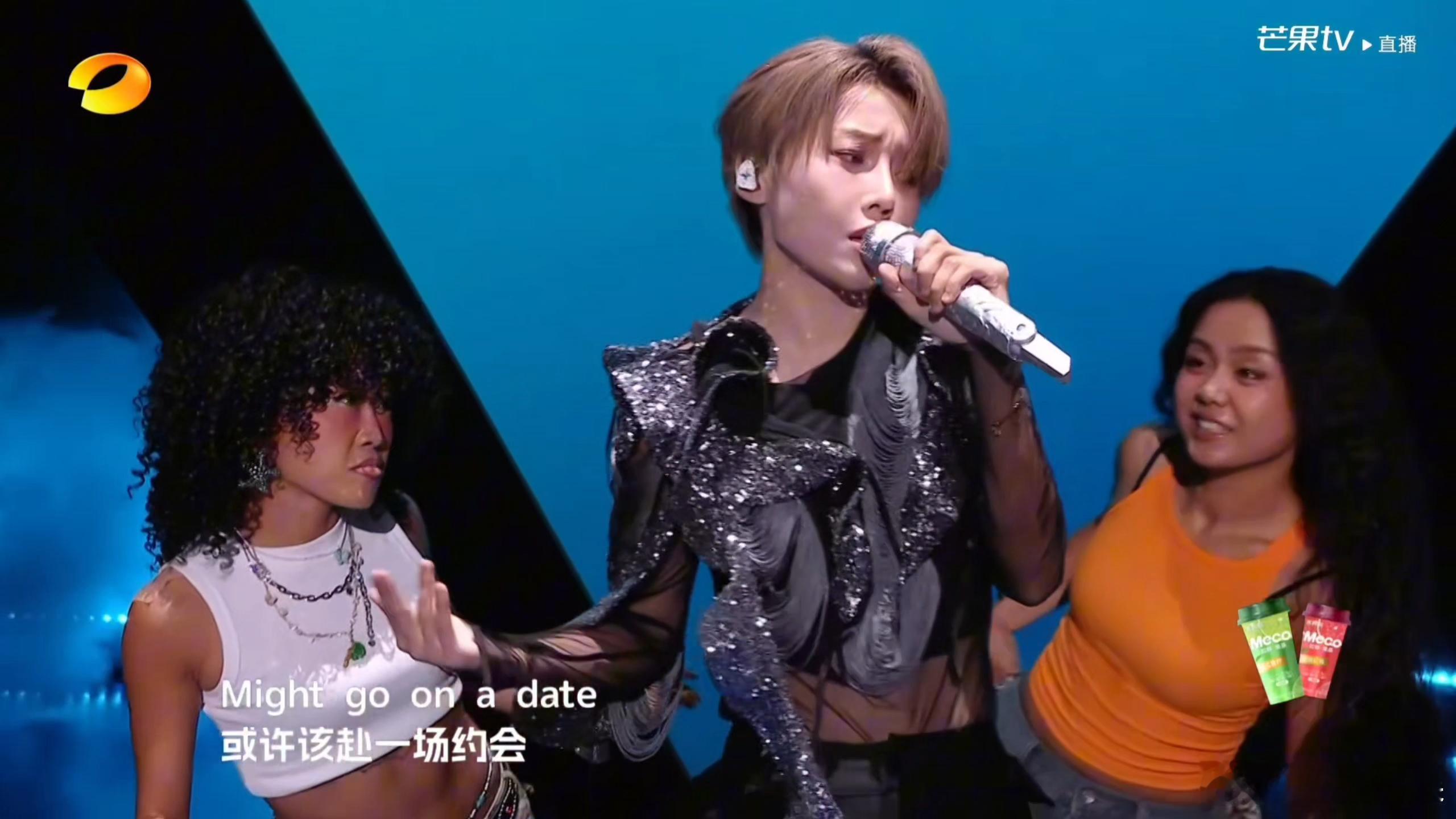 刘雨昕玩泡泡机 刘雨昕在青春芒果夜唱《Never Forget》时，嗓音是真的绝