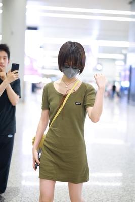 李庚希现身机场 
短发+T恤裙，简约休闲
如此穿搭很讨人喜欢
在当今的社会里
看