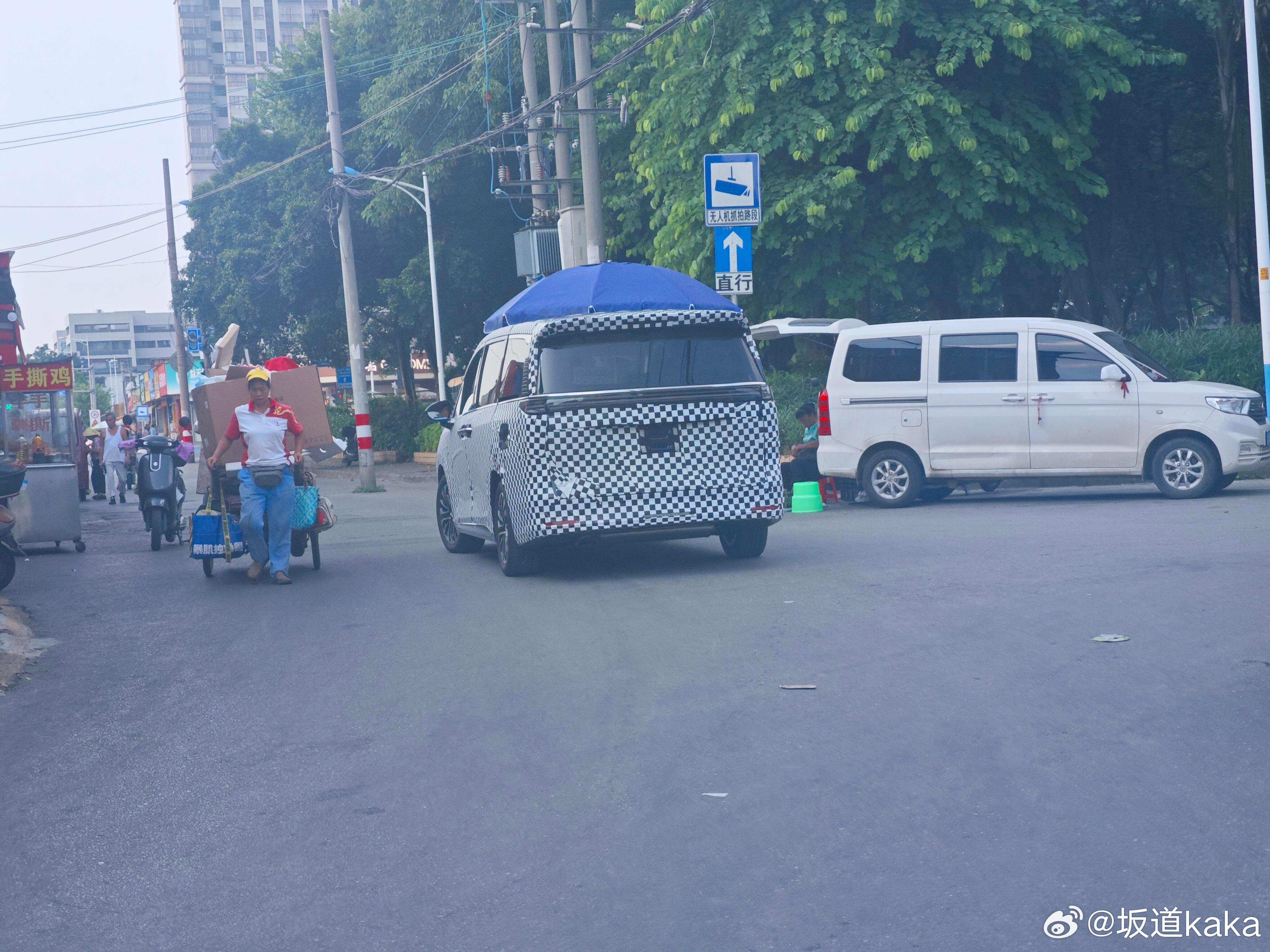 五菱全新MPV谍照。尺寸更大，比例上很接近GL8，应该不会太便宜大v聊车