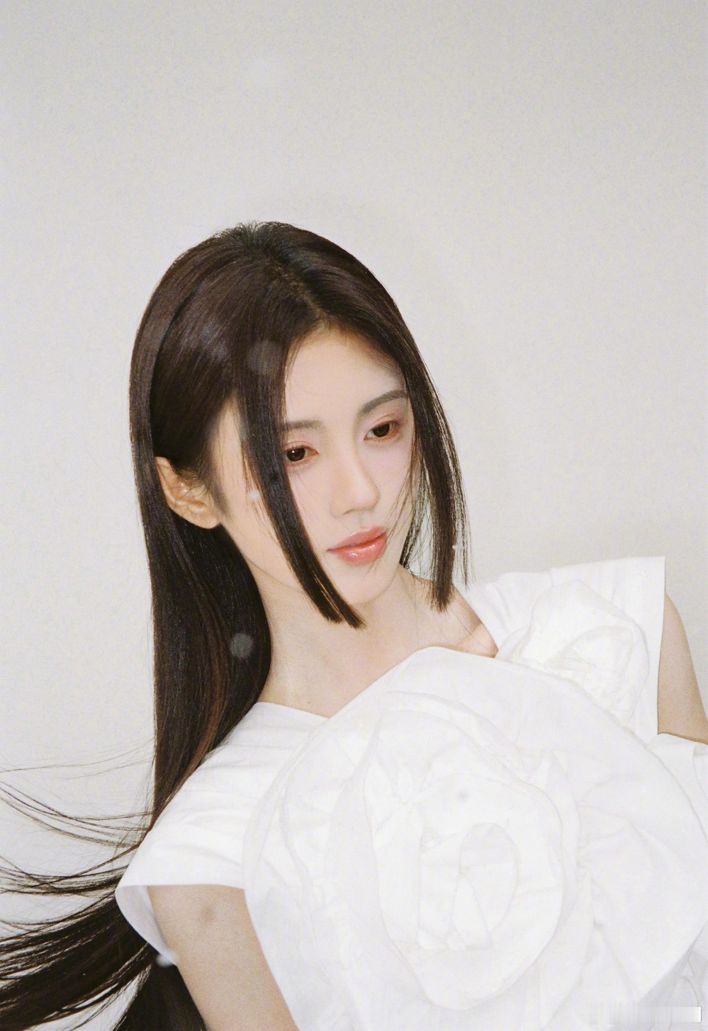 #鞠婧祎资源越来越好##这是鞠婧祎早该得到的# 鞠婧祎离开旧地，资源璀璨如星。时