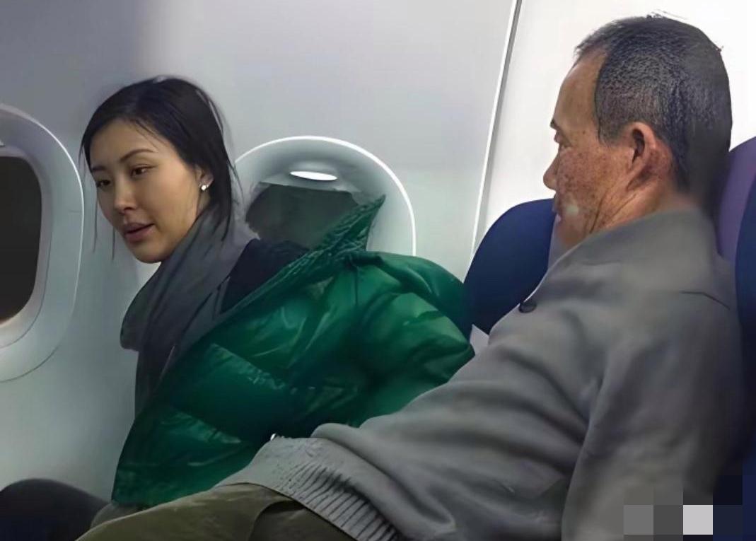 热恋中的王石与田朴珺坐在头等舱里的一幕。