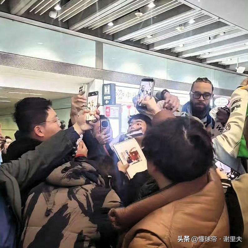 北京男篮超级外援麦基抵达战场！让cba另外19支俱乐部很紧张，内线周琦+麦基，能