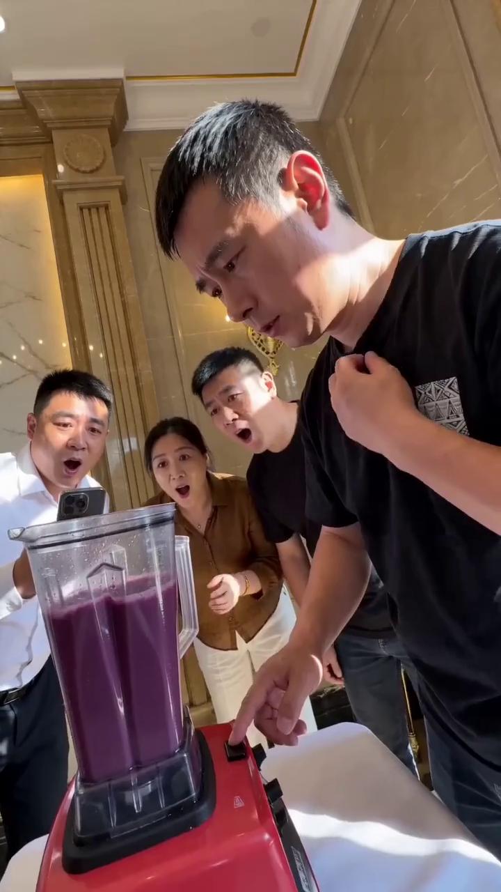 再等三十秒泡沫消了才出味，都站远点小心溅到。温度刚好不能超过六十度。霍山石斛汁养