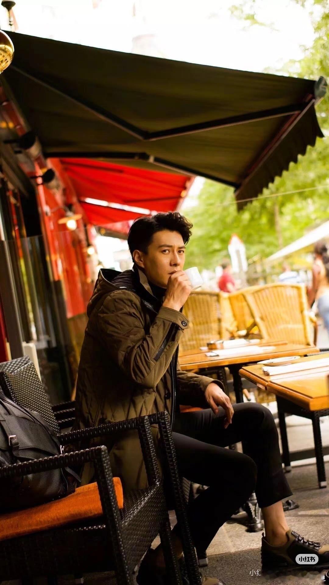 郑恺回应鹿晗粉丝靳东演艺事业很出色，走仕途也很成功，在娱乐圈艺人里很有代表性了！