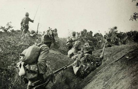 日寇在1941年的一天悄悄摸近我抗联队伍的临时驻地，试图潜伏在附近伺机行动。
1