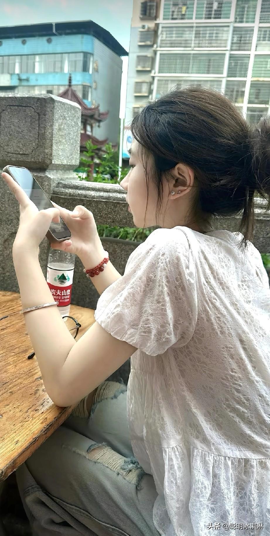 少女心事最迷人，山上万水，抵不过微微一瞥