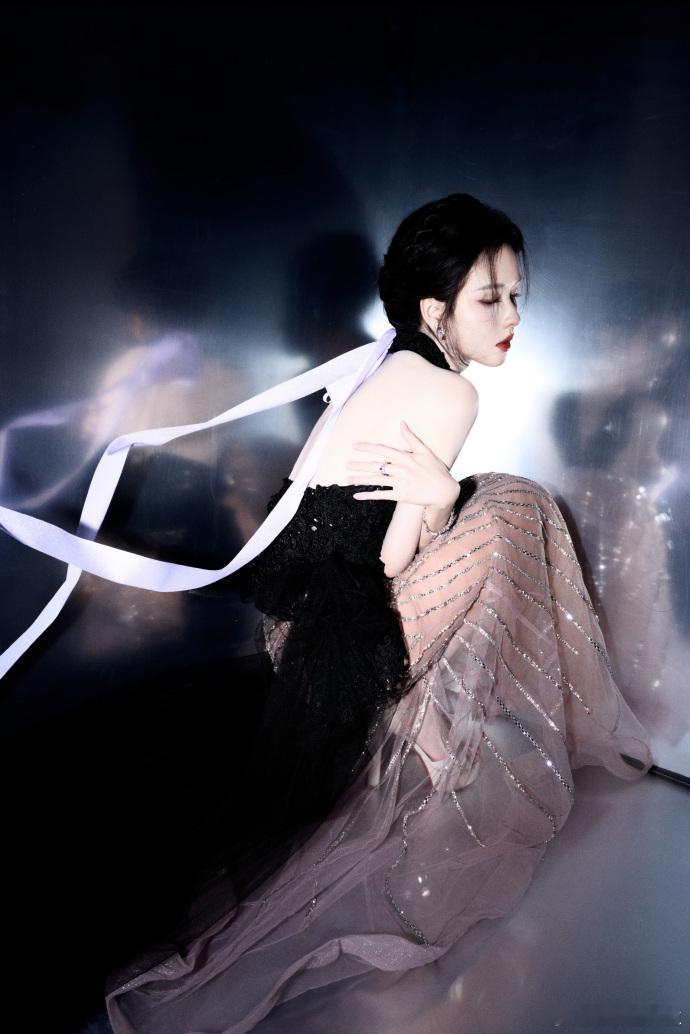 陈都灵山河回响里的大国小美好今晚的陈都灵就是温柔本身！舞台上端庄动人，清润嗓音传