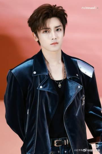 侯明昊在保定线下活动的生图真是绝了，颜值在线，气场全开！网友们调侃他每次亮相都是