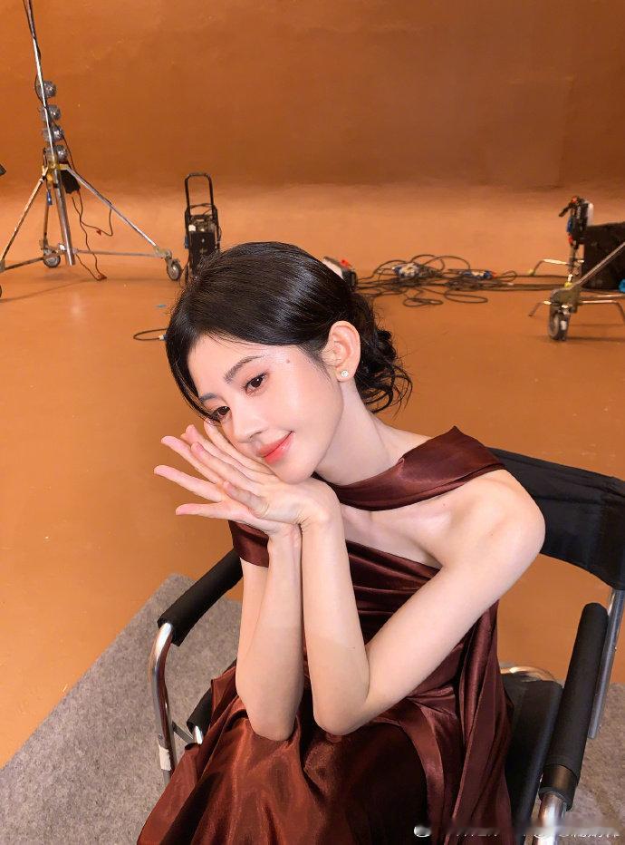 氛围感绝了！鞠婧祎挂脖红绸裙 酒红色长裙配挂脖设计，红绸摇曳间气场全开，优雅中藏