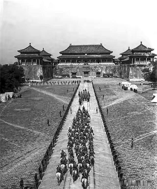 历史时光
拍摄于1900年的老照片，八国联军的军队正在穿过午门前往紫禁城，走在最