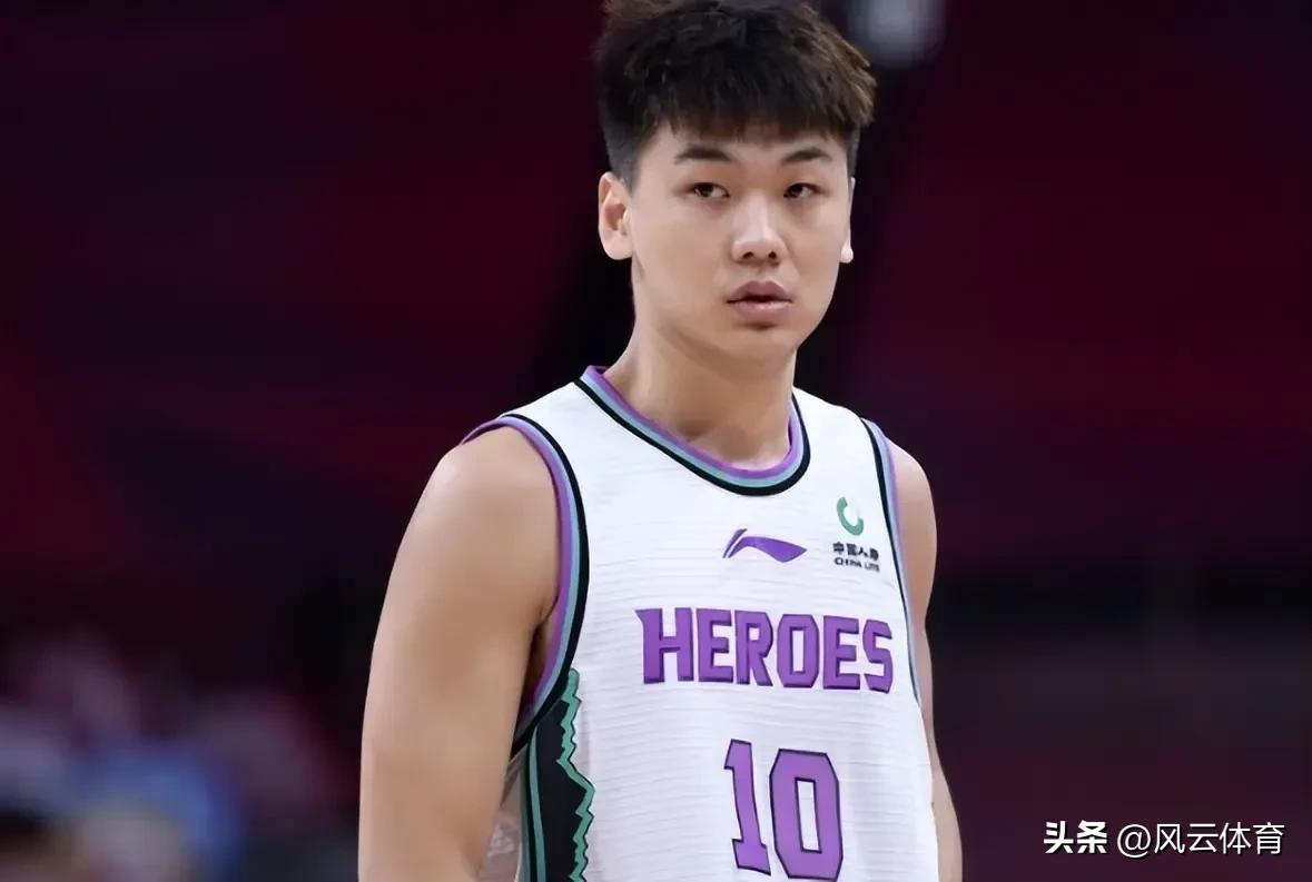 曝山东男篮侯沛佐离队！球迷：终于走了！

据山东体育频道新闻主编夏晓司透露，山东