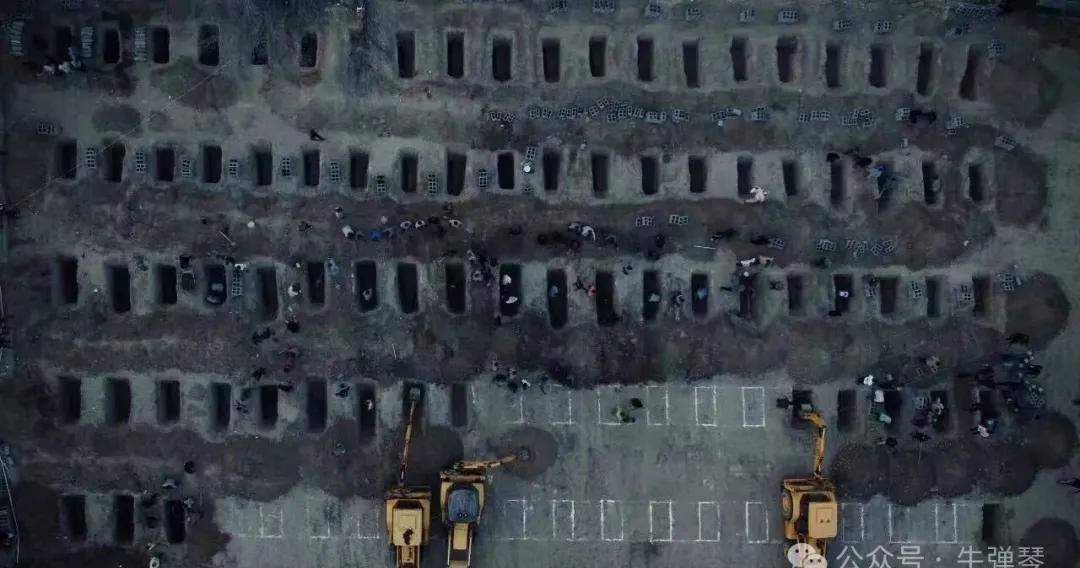 米纳卜小学废墟上，

165双小鞋整整齐齐摆着，

没人穿走。

2026年2月