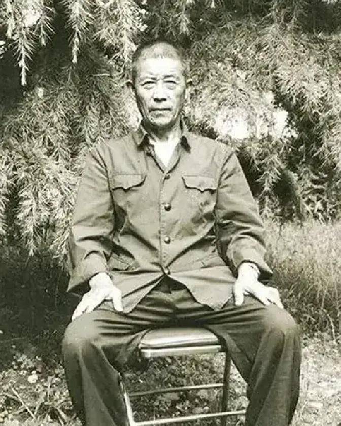 1937年12月，陈德贵趴在死尸堆中，由于脚太冷，动了一下，谁知，恰好被一个日本