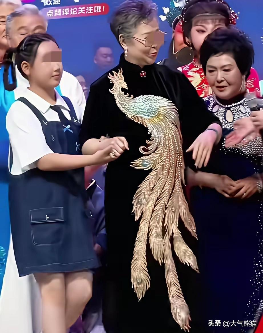 在台上被人一肘子推开，其实是有先兆的！
周玉珍打小就是唱戏的好苗子，七岁就给总理