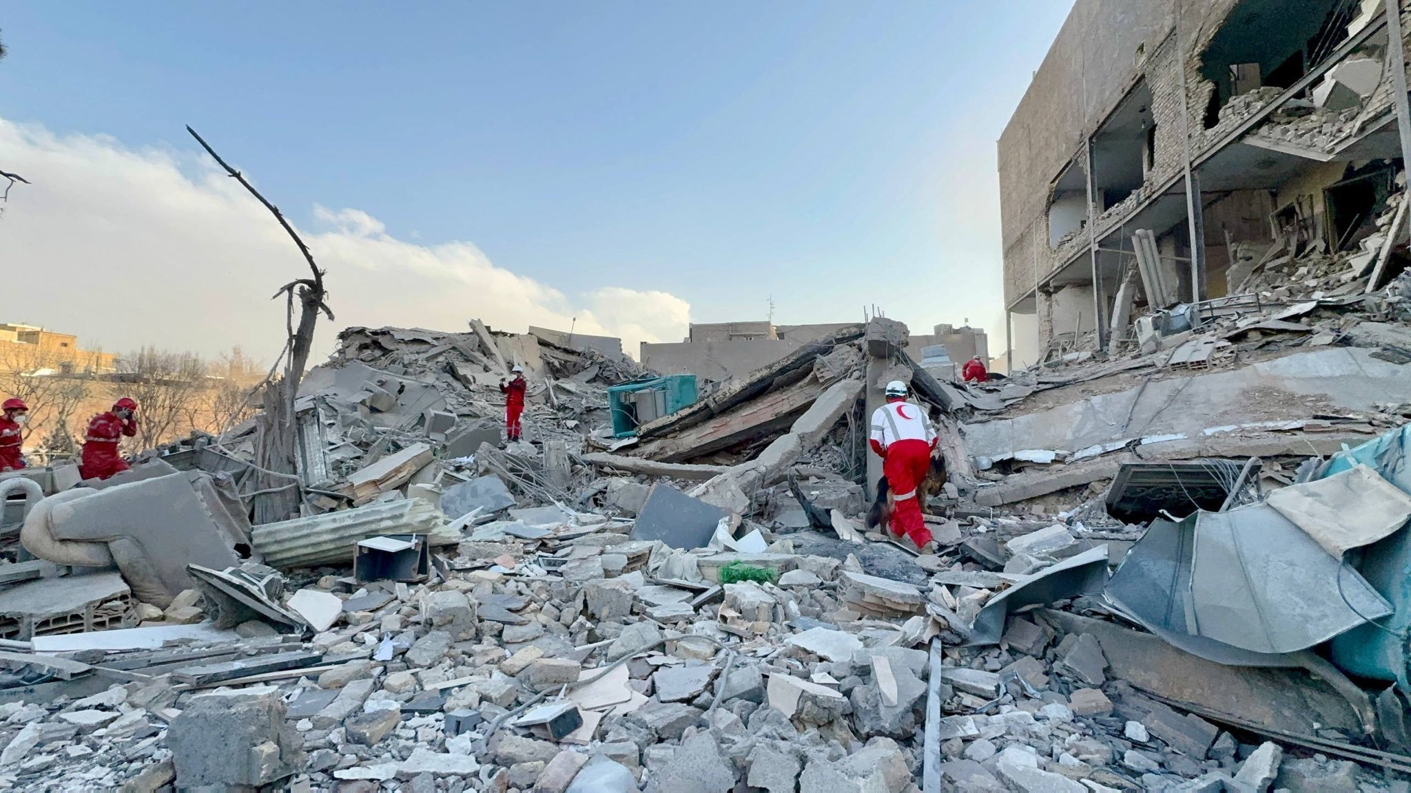 美伊以冲突中东现场直击 伊朗红新月会周二宣布，美国和犹太复国主义政权对伊朗全国1