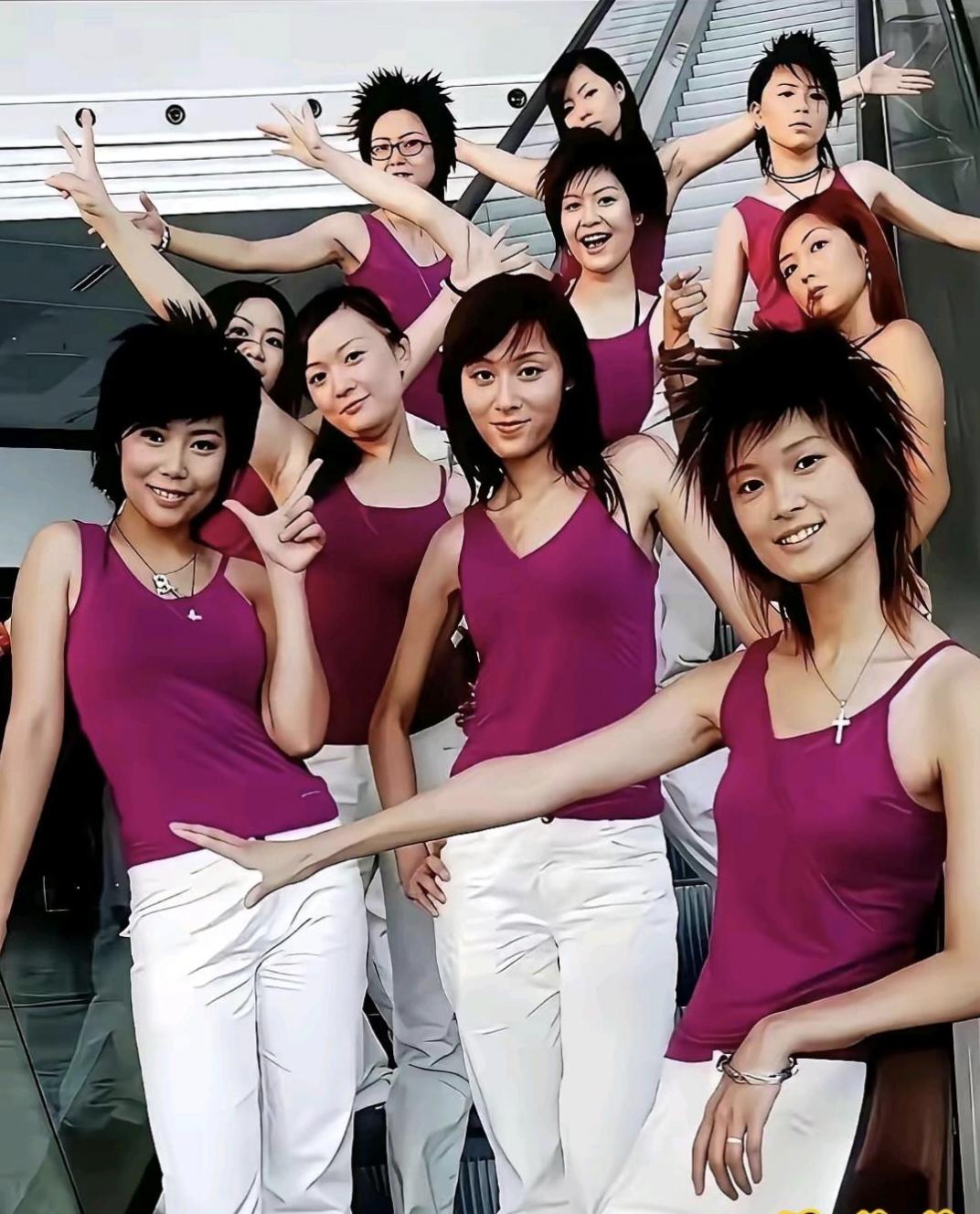 05年的超女给我们留下了深刻的印象。那时候超女的造型都是清一色的短发炸毛，偏中性