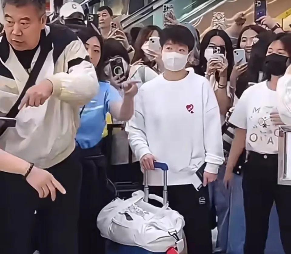 莎莎的气场真的绝了。

我就没见过像她这么淡定的。

每次看她的照片，那气场就像