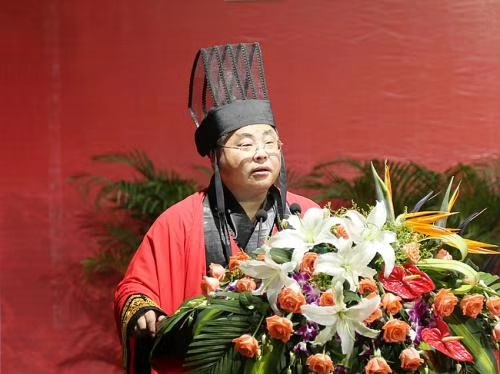 讲真，高校如果要组织汉服毕业典礼，那么校领导最好得提前蓄一下胡须，不然会自带十常