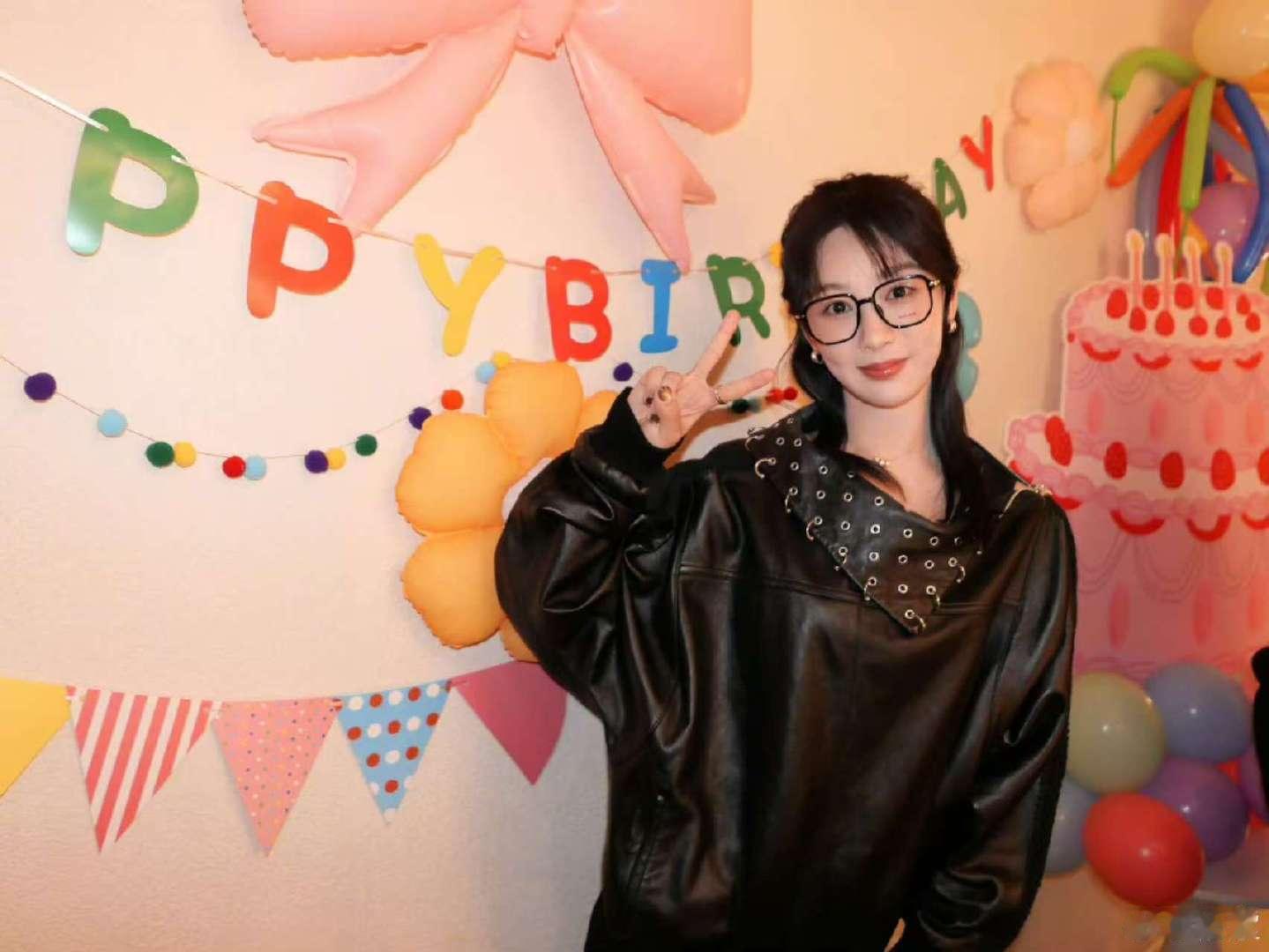 杨紫和爸妈庆生合照杨紫生日晒和父母合照生日和爸妈合照了 ​​​