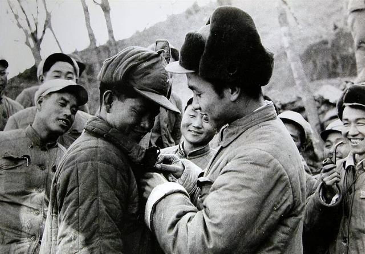 51年小战士送炮弹，见师长很眼熟，意外发现是“牺牲”19年的父亲。
 
这名小战