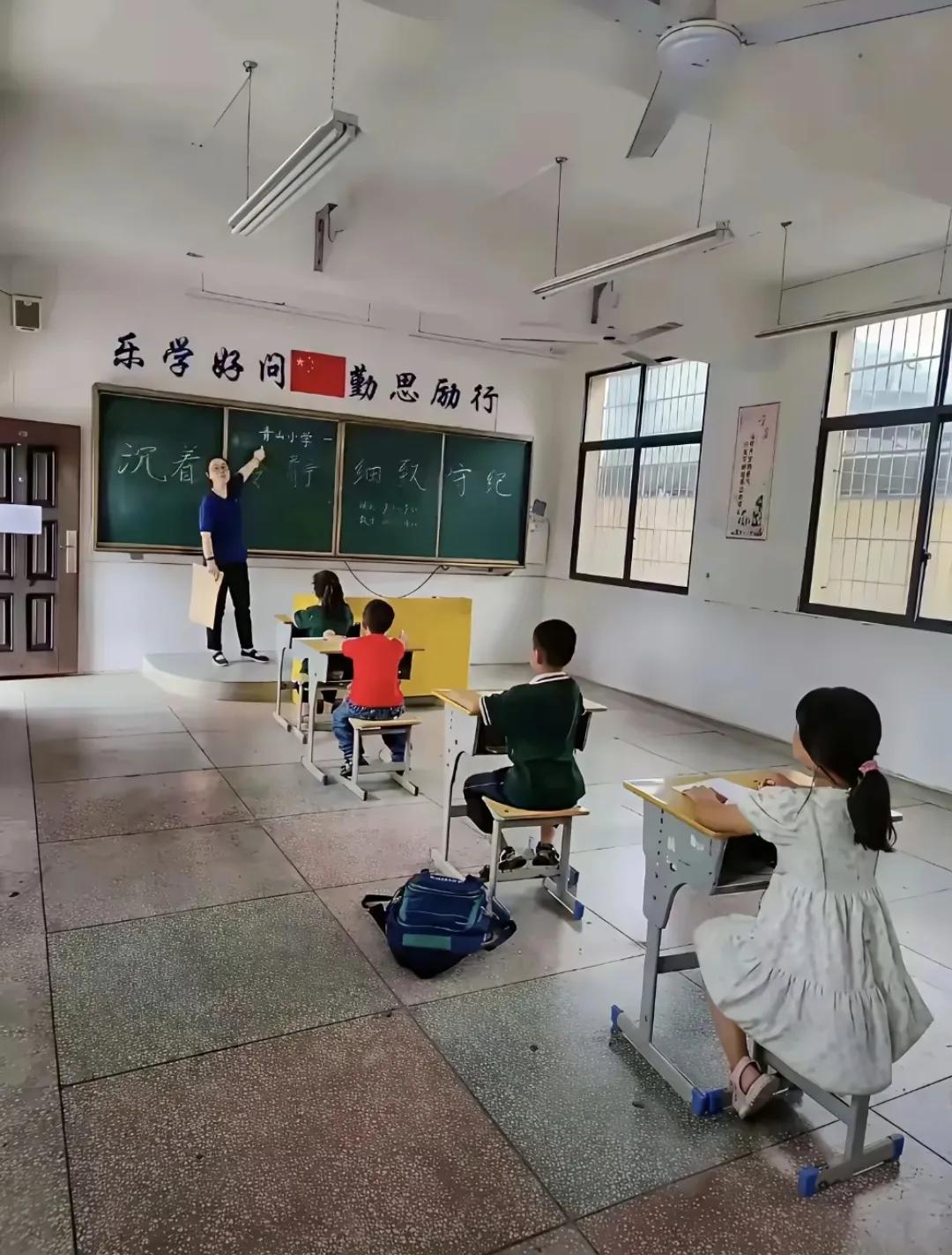 我好想去这样一所学校教这样几个学生，安静，守纪，老师的目光可以促进每一个学生，学