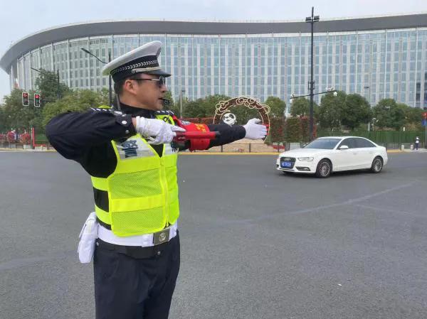 在上海，你有被交警罚款过吗？
年前了，路上的交警多了好多，经过十字路口，有电瓶车
