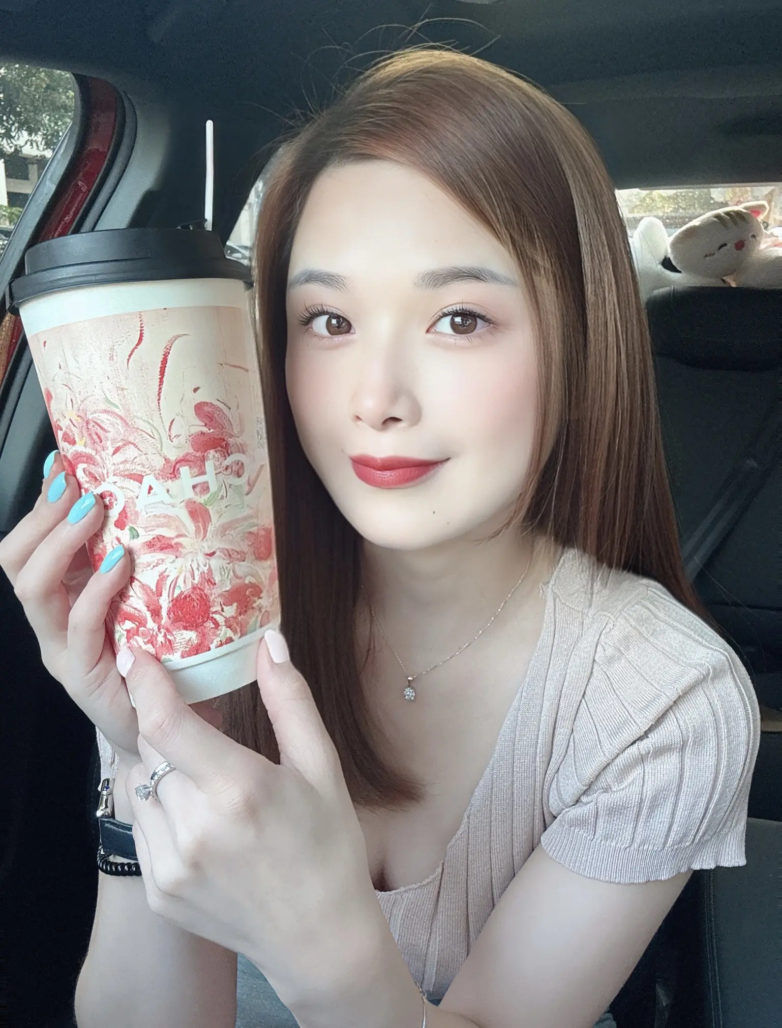 上班的累交给咖啡，下班的快乐交给奶茶，夜晚的微醺交给美酒。perfect😜！