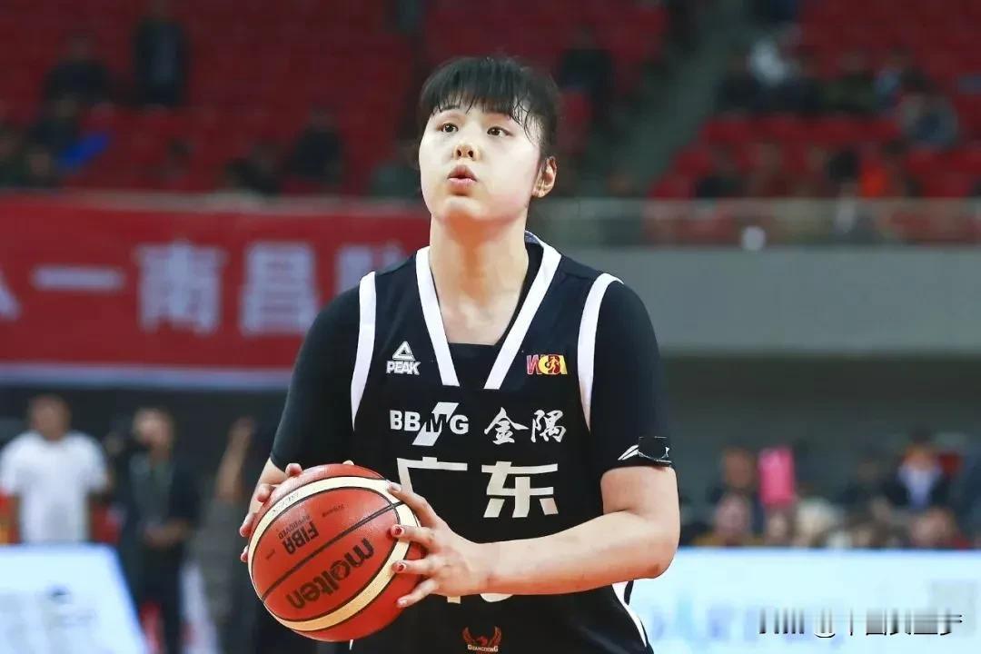 【中国女篮“巨无霸”李月汝：2米01女版奥尼尔，未来核心已崛起】  
    身