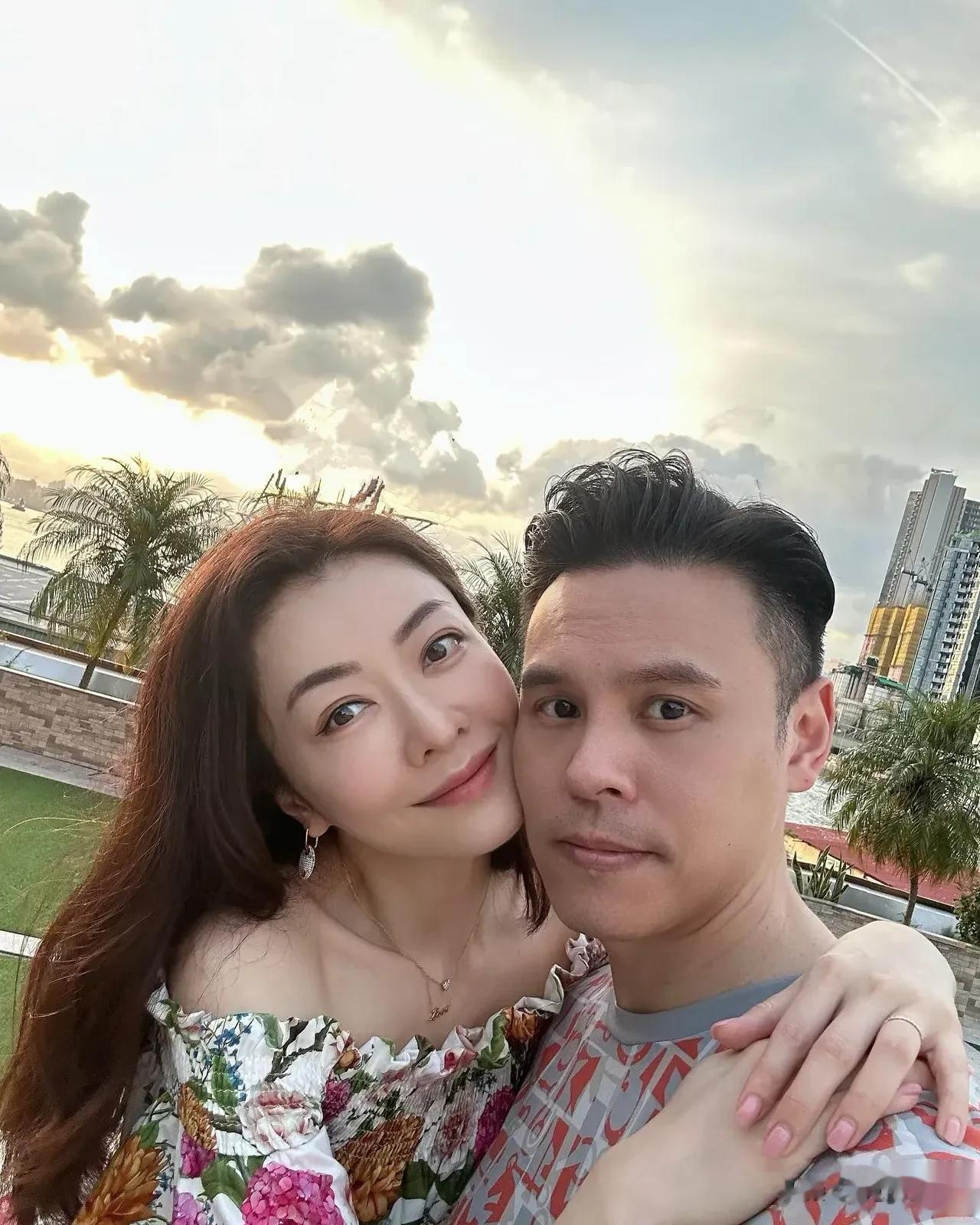 熊黛林和郭可颂的爱情故事是一段令人艳羡的佳话。他们的感情深厚而真诚，彼此信任、支
