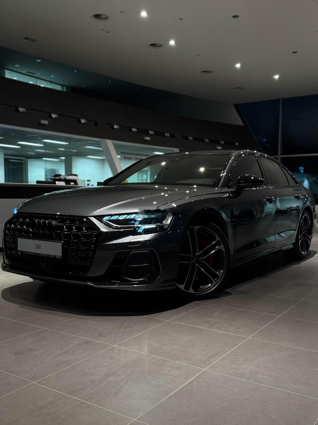 被天云灰奥迪S8硬控10秒，梅尔诺红内饰。漂亮吧奥迪s8