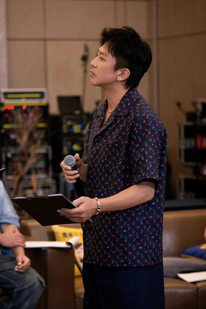 邓超被集体贴脸开大奋斗吧人生 果然是邓超带出来的综艺氛围！学员们全员玩梗大师，集