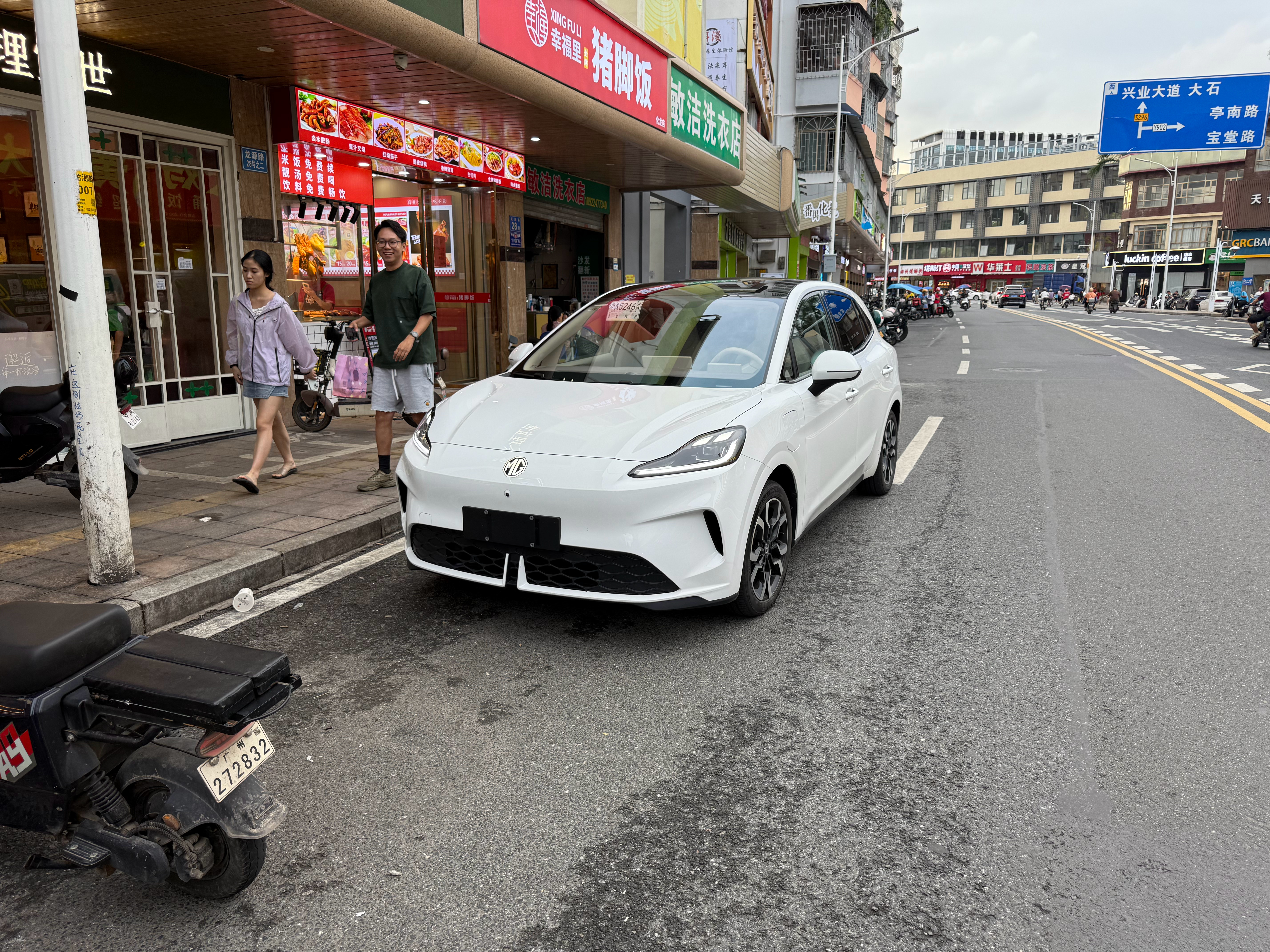1. MG4 起售价不到 7w，主销版本 7、8 万块、42.8 度的电池包，这