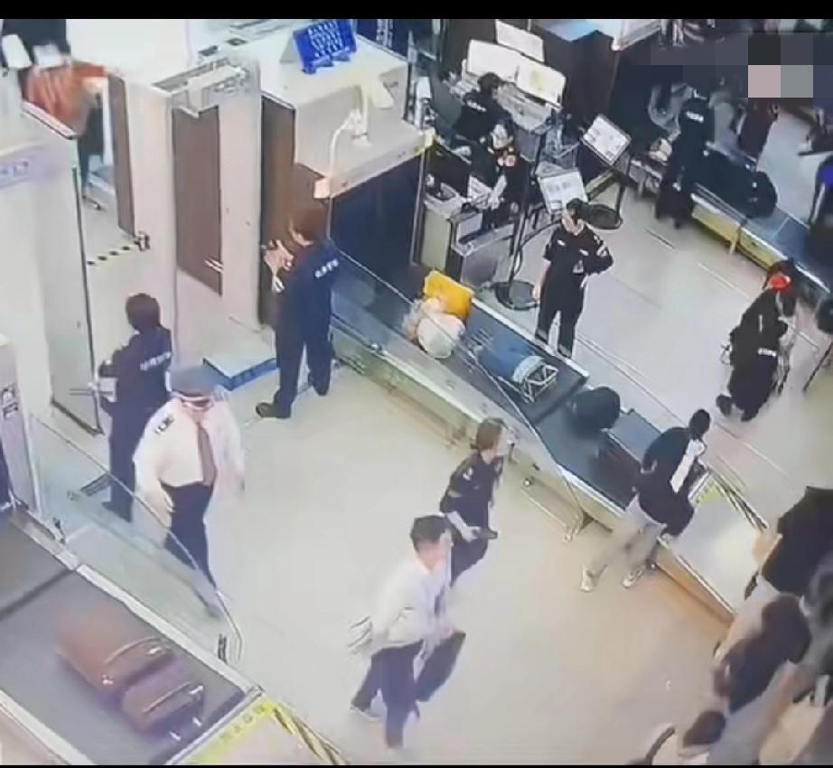 搞笑又心酸，大爷直接从安检机里面钻了出来，把安检员吓了一大跳。。。地铁过安检 火