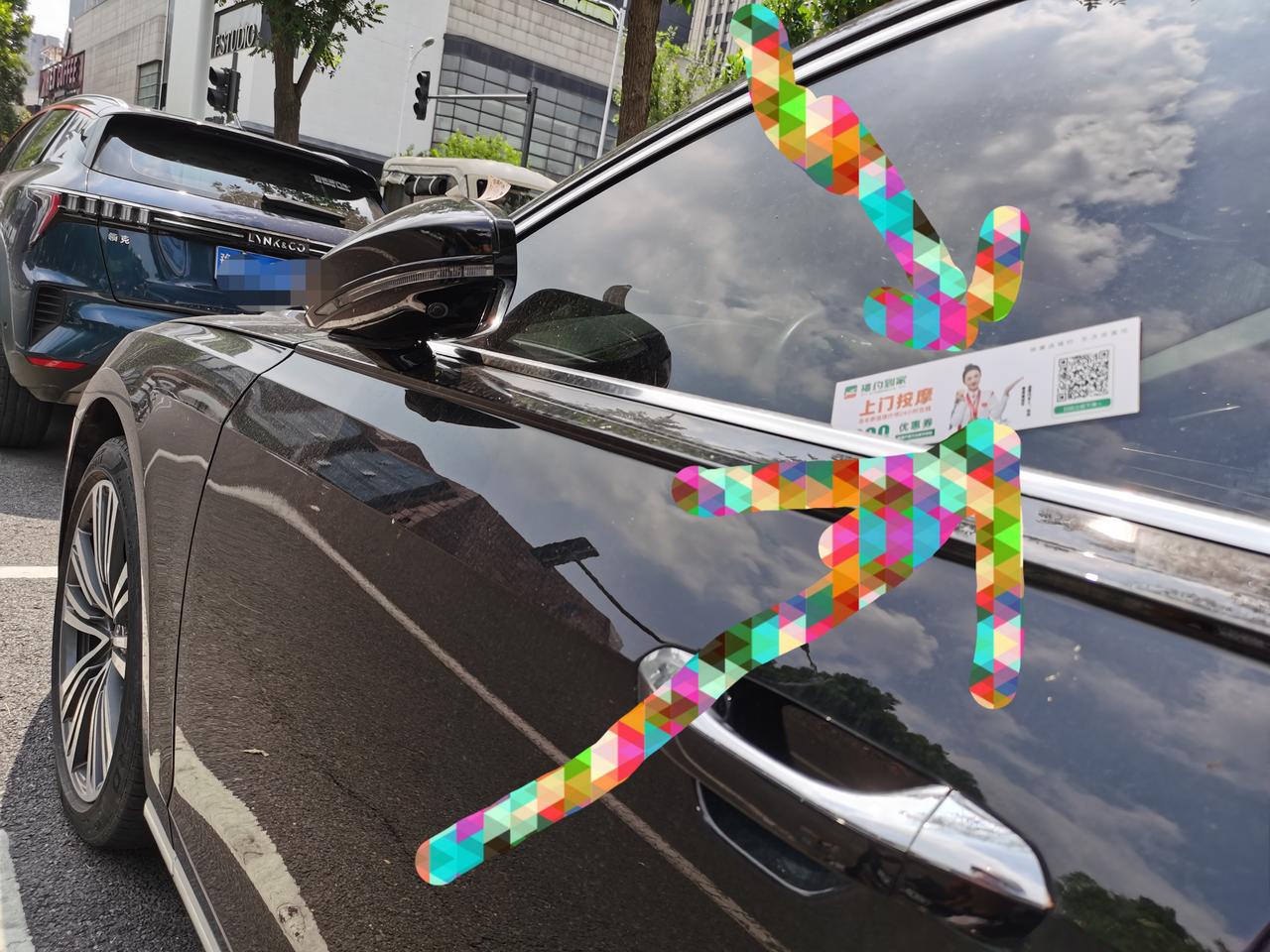 上午，在市东区平原博物院前道路上，我看到停在路两侧机动车（电动汽车）驾驶窗上，插