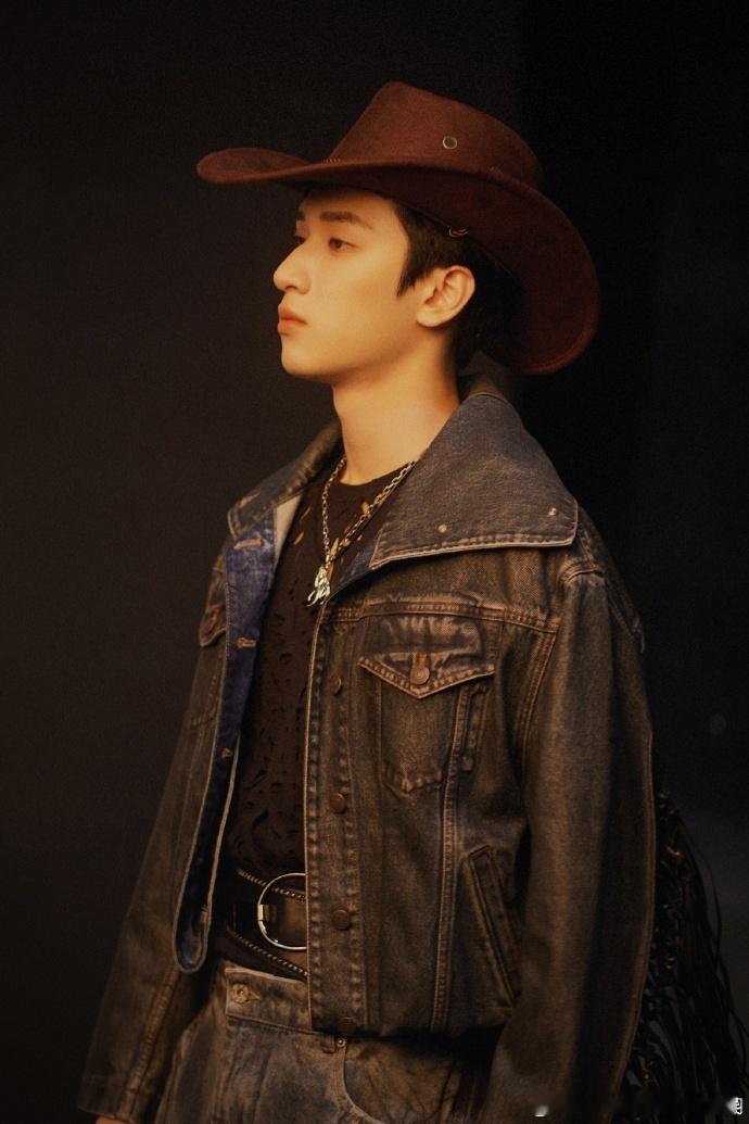 严浩翔西部牛仔look  严浩翔和很帅气的拍摄搭档 严浩翔的西部牛仔风格和帅气搭