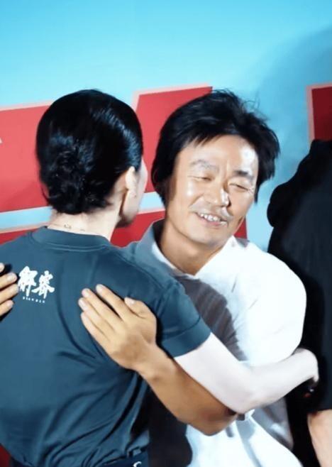 那年舞台上的半步退，不是瞧不起，是不知道怎么接住那份热乎劲儿。
九年没说话，他递