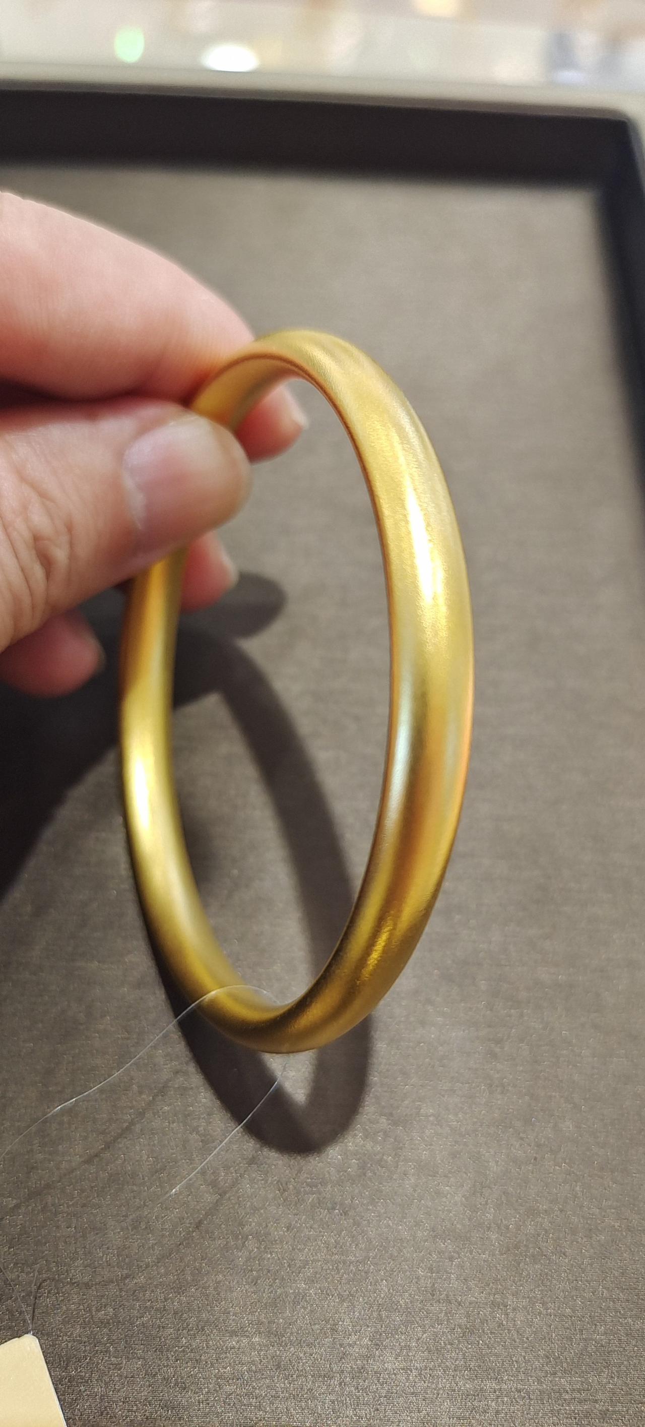 近几日金价失控，
最重要的一点不是金价涨到一千多了，而是金店没人买成品了。成品金