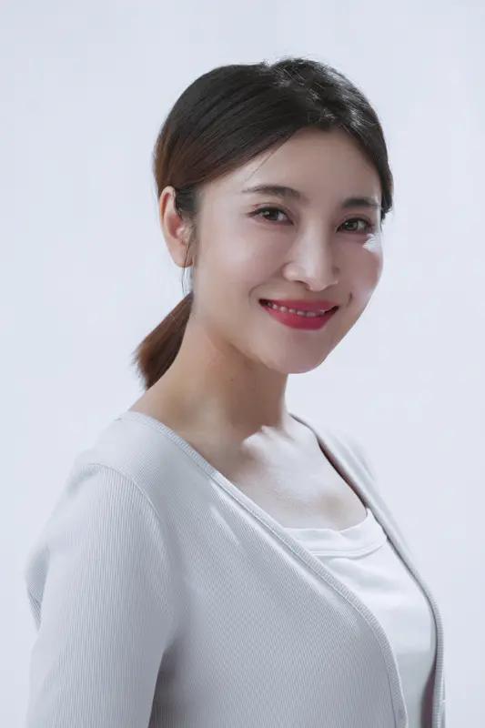 陈思思和颜丙燕是两种不同风格的美。
陈思思是那种端庄大气的美，她的形象甜美温婉，