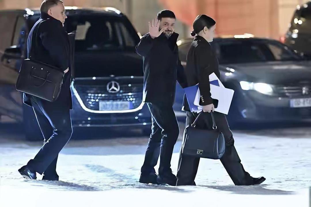 泽连斯基刚说乌美安全保障协议基本就绪，就等特朗普签字，还盼着欧洲维和部队来撑腰，