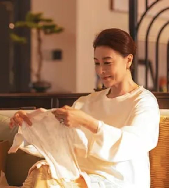 岳红演的这个妈，真把人看哭了。
不是坏，是太怕失去。
儿子护姐，她护儿子，一家子