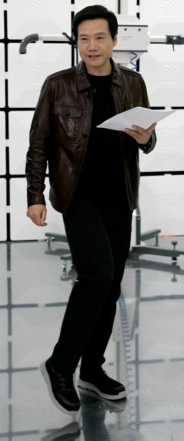 老款男人发亮多？56岁的雷军这头黑头发是真的还是假的？他看起来比同龄人更加年轻。