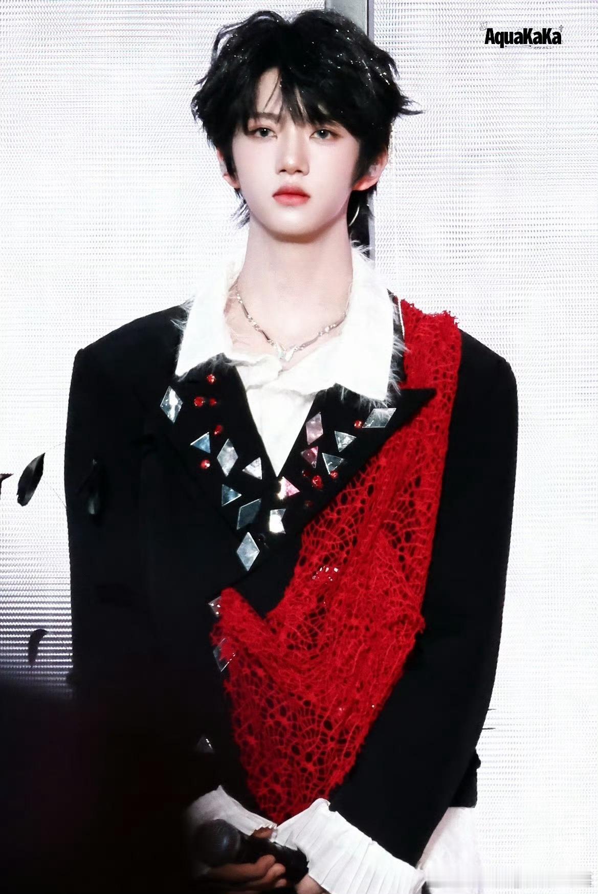 楼四代这个小孩还挺好看的，他人气高么 