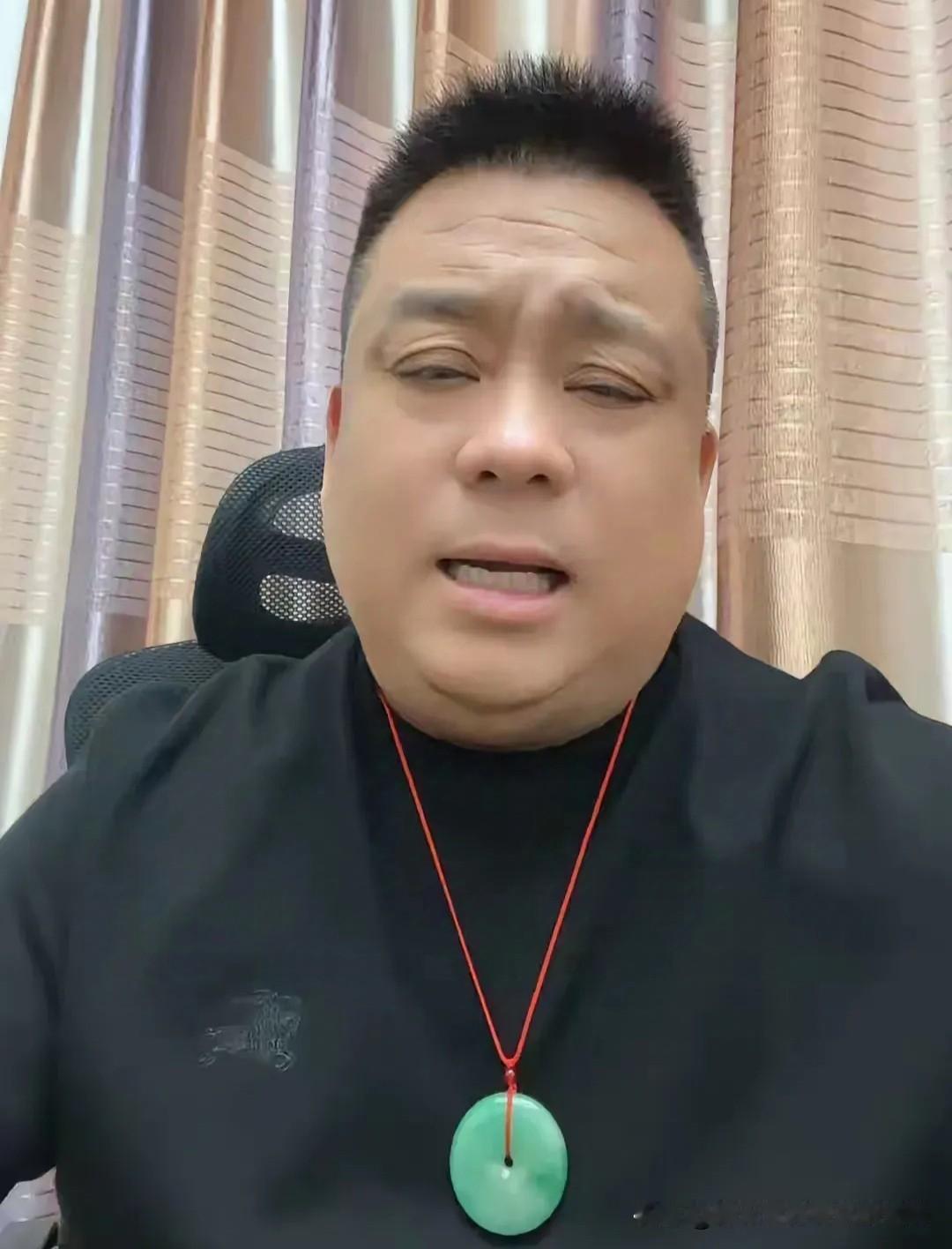 相声演员杨少华看上一双皮鞋，试完转身就走。
售货员拦住了跟在后面的虎豹哥。
扫码