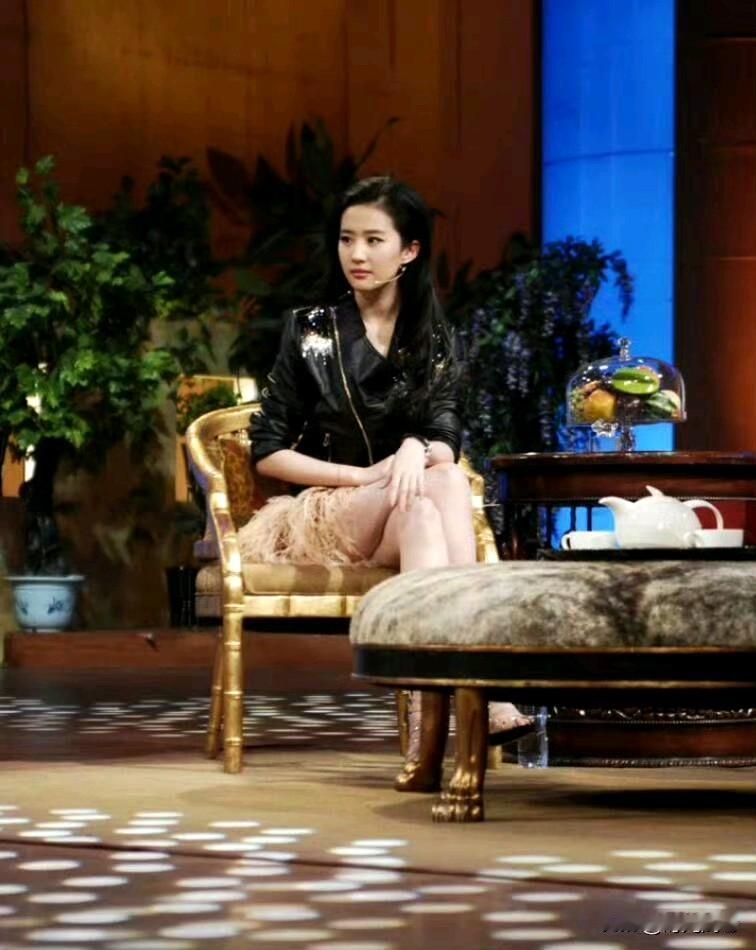 刘亦菲的草裙个性十足，美的如此耀眼。