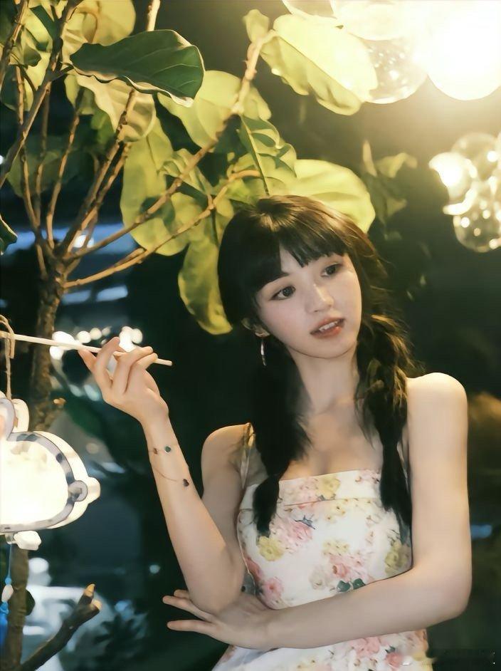 田曦薇[超话]   田曦薇的神图合集，甜辣两种风格真的随便拿捏田曦薇｜ 